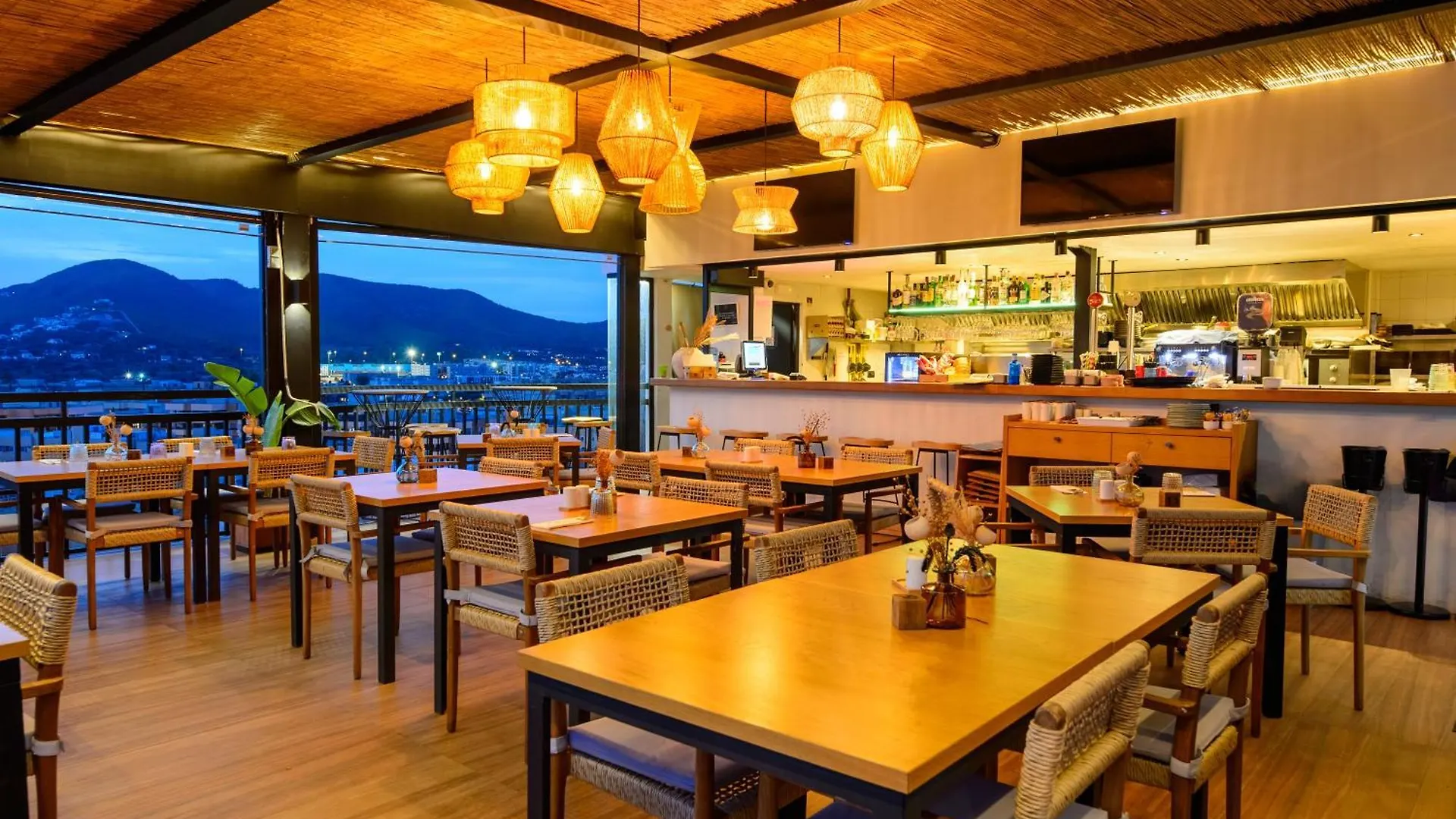 Hotel Cenit & Apts Sol Y Viento Ibiza Town 2*,